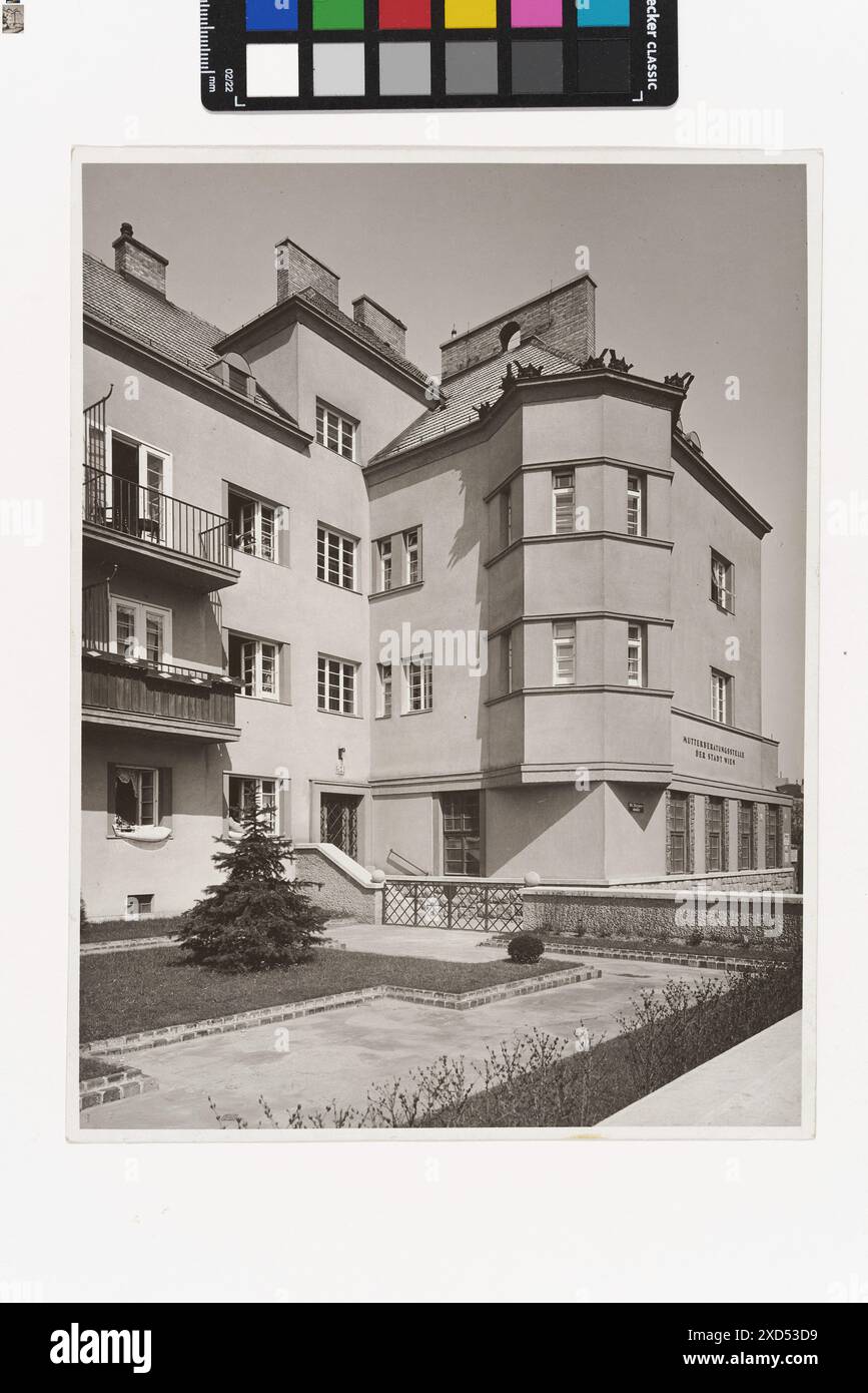 Una fotografia del 1935 di Martin Gerlach jun. Cattura la facciata dell'edificio di appartamenti George-Washington-Hof a Triester Straße, mostrando il design dell'edificio piatto, preso da TimTom. Foto Stock