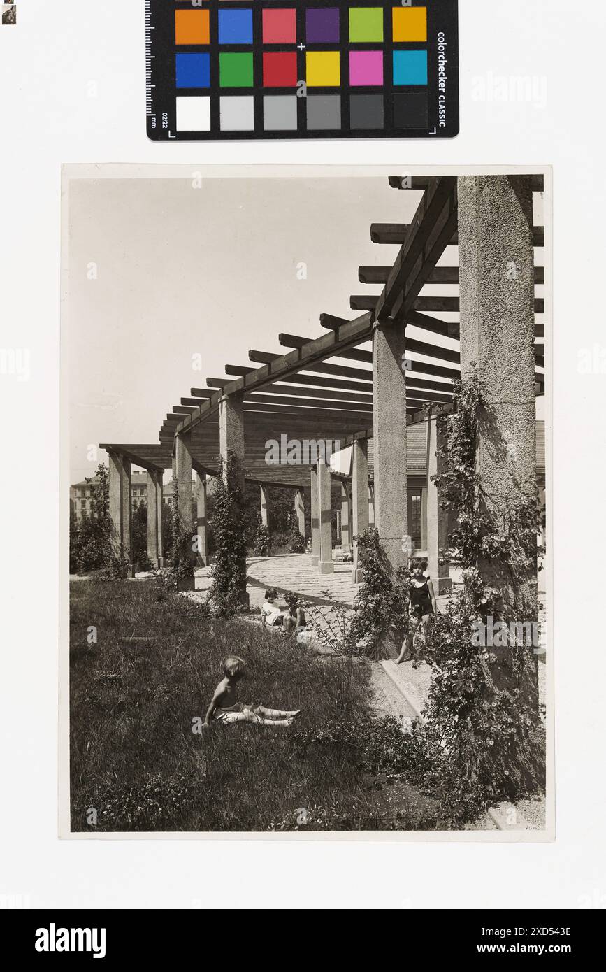 Fotografia di una scuola materna a Waldmüllerpark che mostra il pergolato e le persone, tra cui un passante in posa, progettato da Martin Gerlach Jr., intorno al 1924. Foto Stock