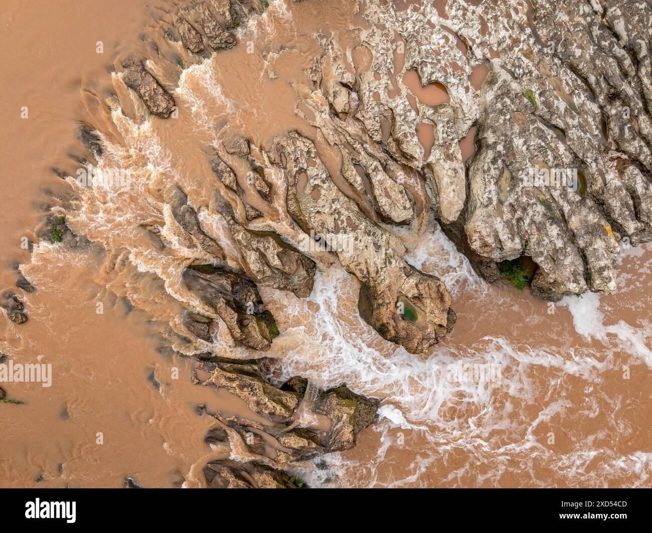 Vista aerea della cascata dei sali di Tres (tre salti) del fiume Llobregat a Viladordis, in un giorno primaverile con acqua nuvolosa dopo una pioggia (Spagna) Foto Stock
