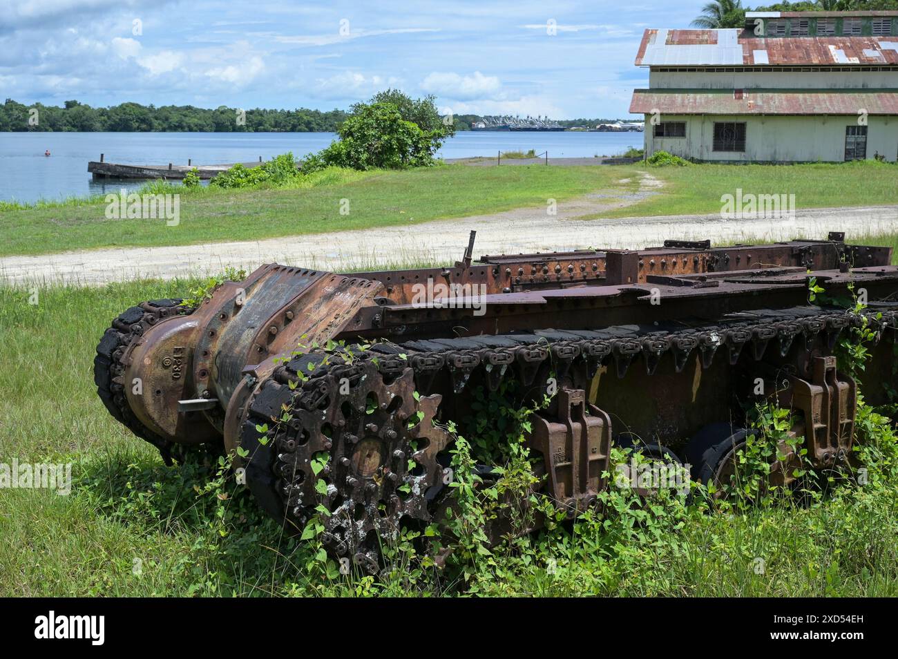 PAPUA NUOVA GUINEA, Madang, Alexishafen, resti della seconda guerra mondiale di battaglia tra truppe giapponesi e americane, naufragio del carro armato M3 americano a Alexishafen SVD Catholic Mission St. Michael, fondato nel 1905 durante il periodo coloniale tedesco / PAPUA NEUGUINEA, Madang, Alexishafen, Panzerwrack M3 aus dem zweiten Weltkrieg auf dem Gelände der katholischen Steyler Mission sankt Michael, Die 1905 während der deutschen Kolonialzeit gegründet wurde, Die Kathedrale wurde während des zweiten Weltkrieges durch einen amerikanischen Bombenangriff völlig zerstört Foto Stock