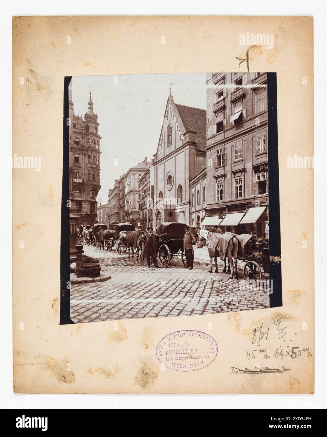 1., Neuer Markt - Kapuzinerkirche - Blick gegen Tegetthoffstraße - Schrägansicht C. Angerer & Göschl (1870—1983), Reproduktionsanstalt kunst-dokumentation.com / Manuel Carreon Lopez, con persone, veicolo a quattro ruote, trainato da animali, ad esempio: Cabina, carrozza, pullman, cavallo, casa combinata con negozio, chiesa (esterna), Kapuzinerkirche, Neuer Markt intorno al 1900 Foto Stock
