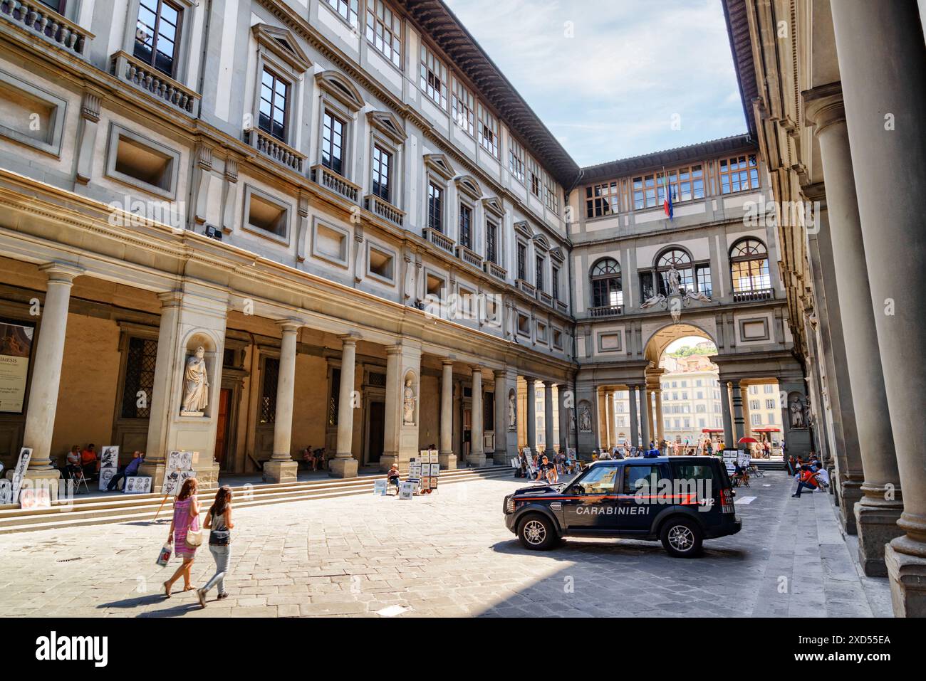 Firenze, Italia - 25 agosto 2014: Stretto cortile della Galleria degli Uffizi chiamato Piazzale degli Uffizi a Firenze, Toscana, Italia. Foto Stock