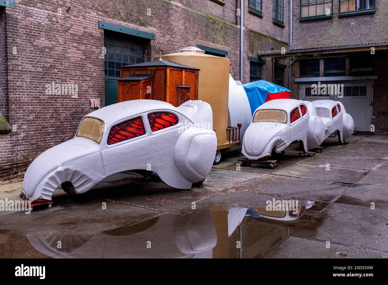 Sculture e opere d'arte in corso Volkswagen Beatle sculture e opere d'arte parcheggiate all'esterno per ulteriore lavorazione. Rotterdam, Paesi Bassi. Rotterdam Merwehaven Zuid-Holland Nederland Copyright: XGuidoxKoppesxPhotox Foto Stock