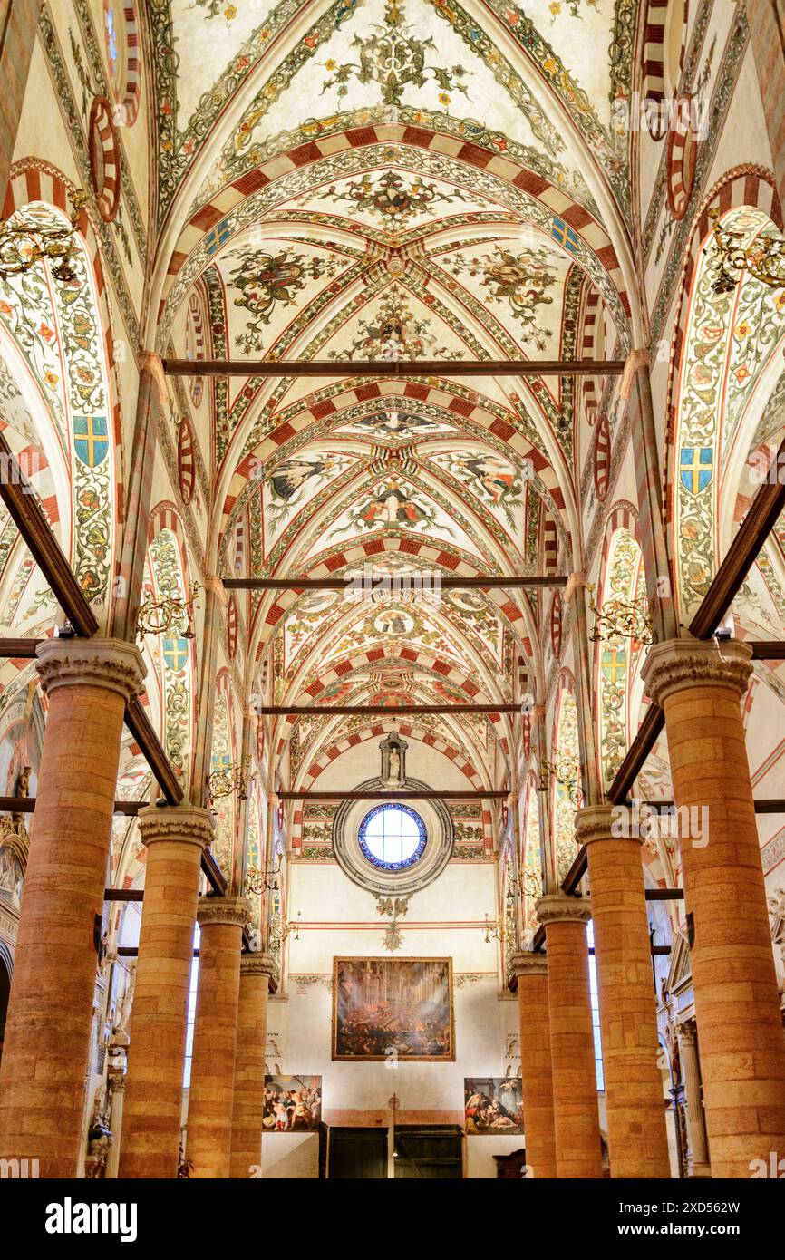 Verona, Italia - 24 agosto 2014: Interno della Basilica di Santa Anastasia a Verona. Foto Stock