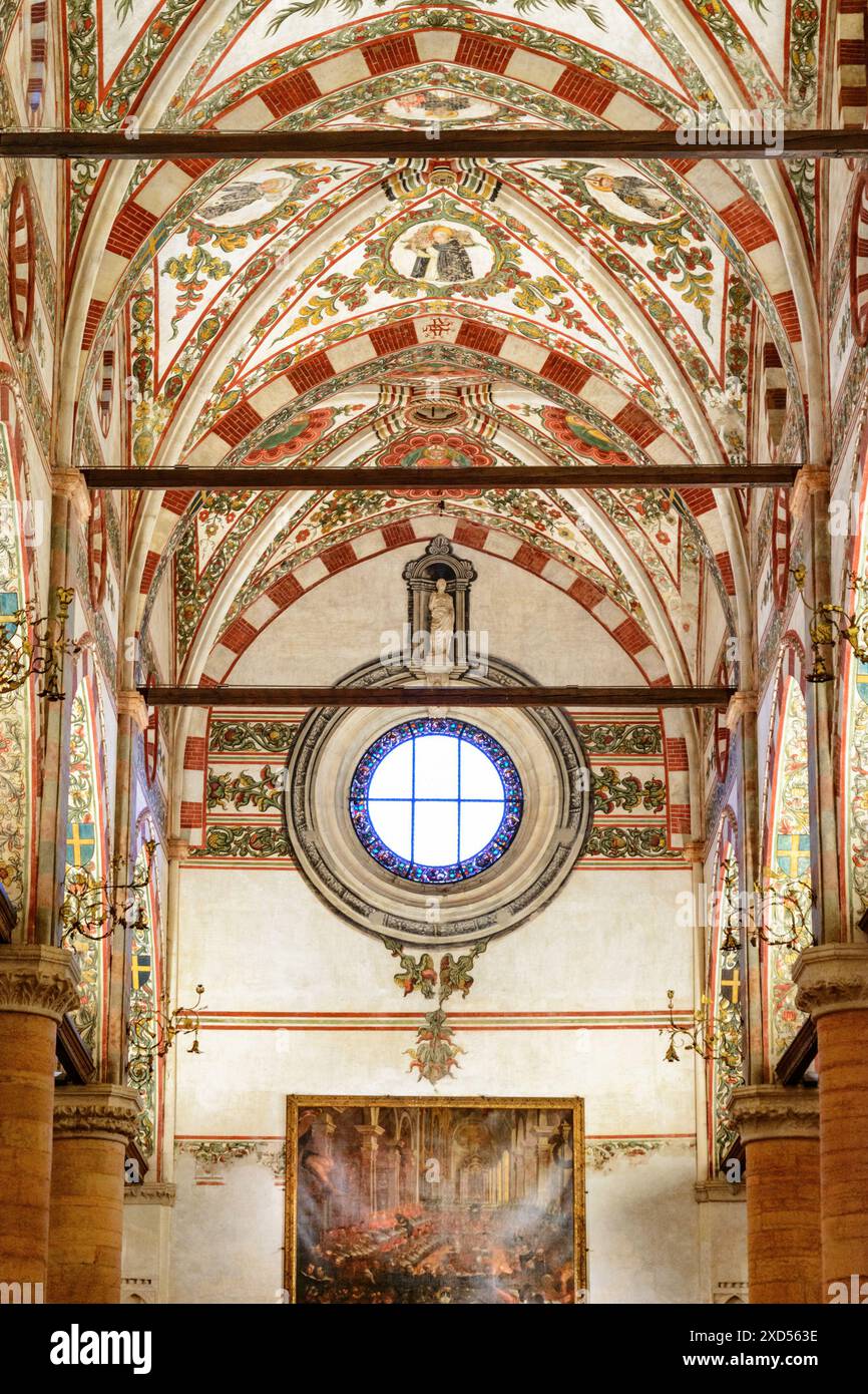 Verona, Italia - 24 agosto 2014: Interno della Basilica di Santa Anastasia a Verona. Foto Stock
