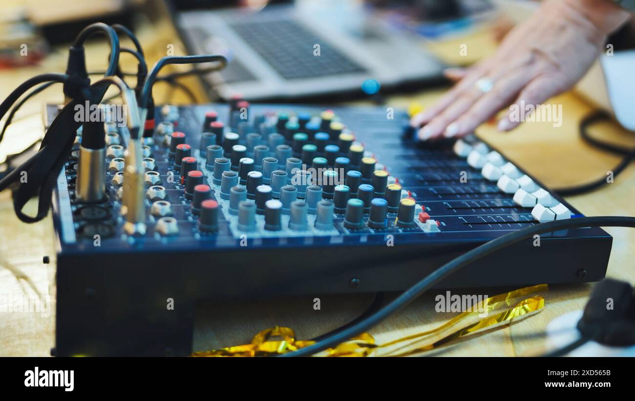 Console mixer audio, foto ravvicinata del supporto dj durante feste, presentazioni, celebrazioni, controlli audio Foto Stock