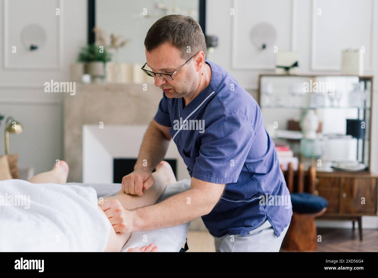 Una donna che riceve un massaggio del ventre in un salone di bellezza Foto Stock