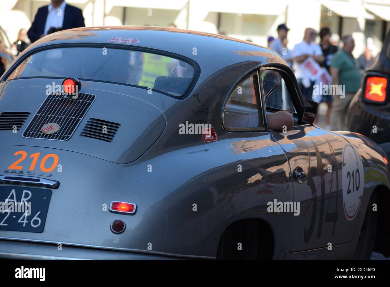 FERRARA, ITALIA - 15 giugno -2024: Una classica corsa per le strade di Ferrara durante la mille miglia 2024. Foto Stock