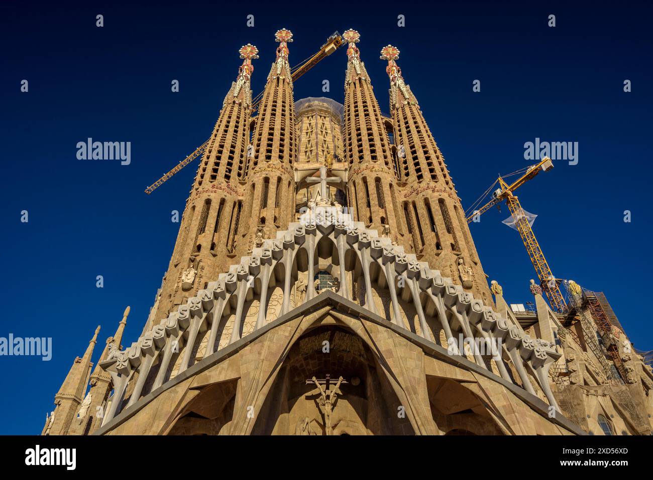 Facciata passionale della Sagrada Familia, nel pomeriggio (Barcellona, Catalogna, Spagna) ESP: Fachada de la Pasión de la Sagrada Família, por la tarde Foto Stock