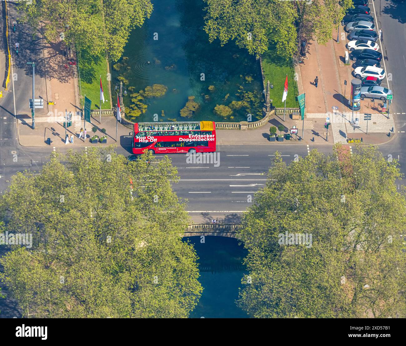 Vista aerea, autobus a due piani Hop-On Hop-Off con piano superiore scoperto, tour panoramico della città, ponte Stadtgraben con Königsallee boscoso e Benrather Str Foto Stock