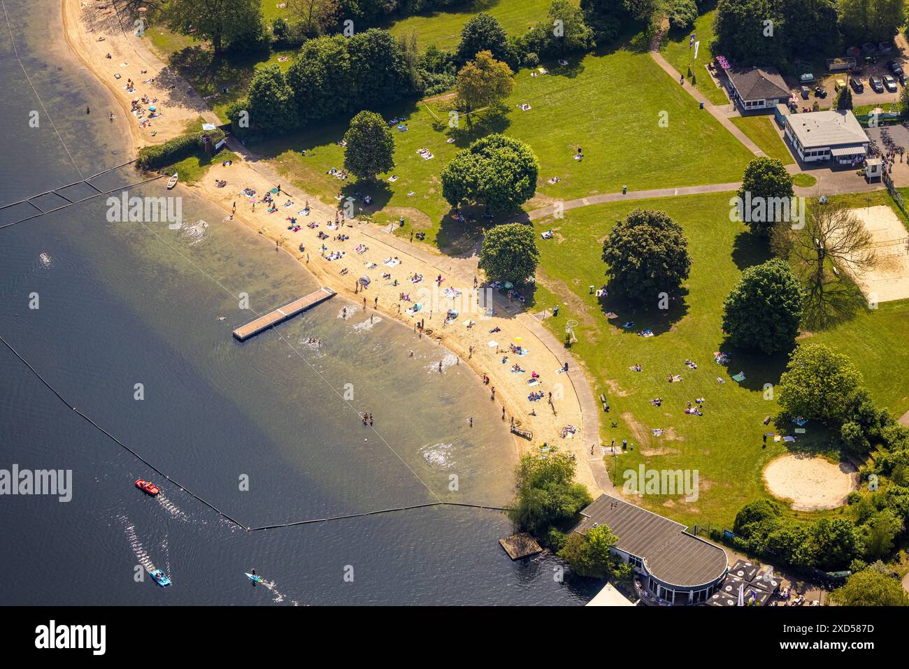 Vista aerea, attività ricreative a Unterbacher SEE, pontile sulla spiaggia cafÃ© a Strandbad Süd, bagnanti e prato solarium, Unterbach, Düsseldorf, Rhinelan Foto Stock