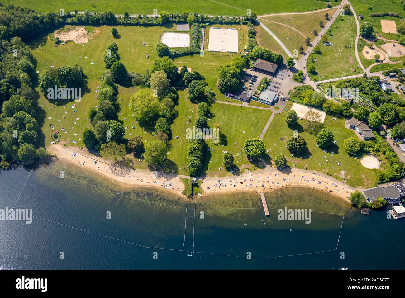 Vista aerea, attività ricreative a Unterbacher SEE, pontile sulla spiaggia cafÃ© a Strandbad Süd, bagnanti e prato solarium, Unterbach, Düsseldorf, Rhinelan Foto Stock