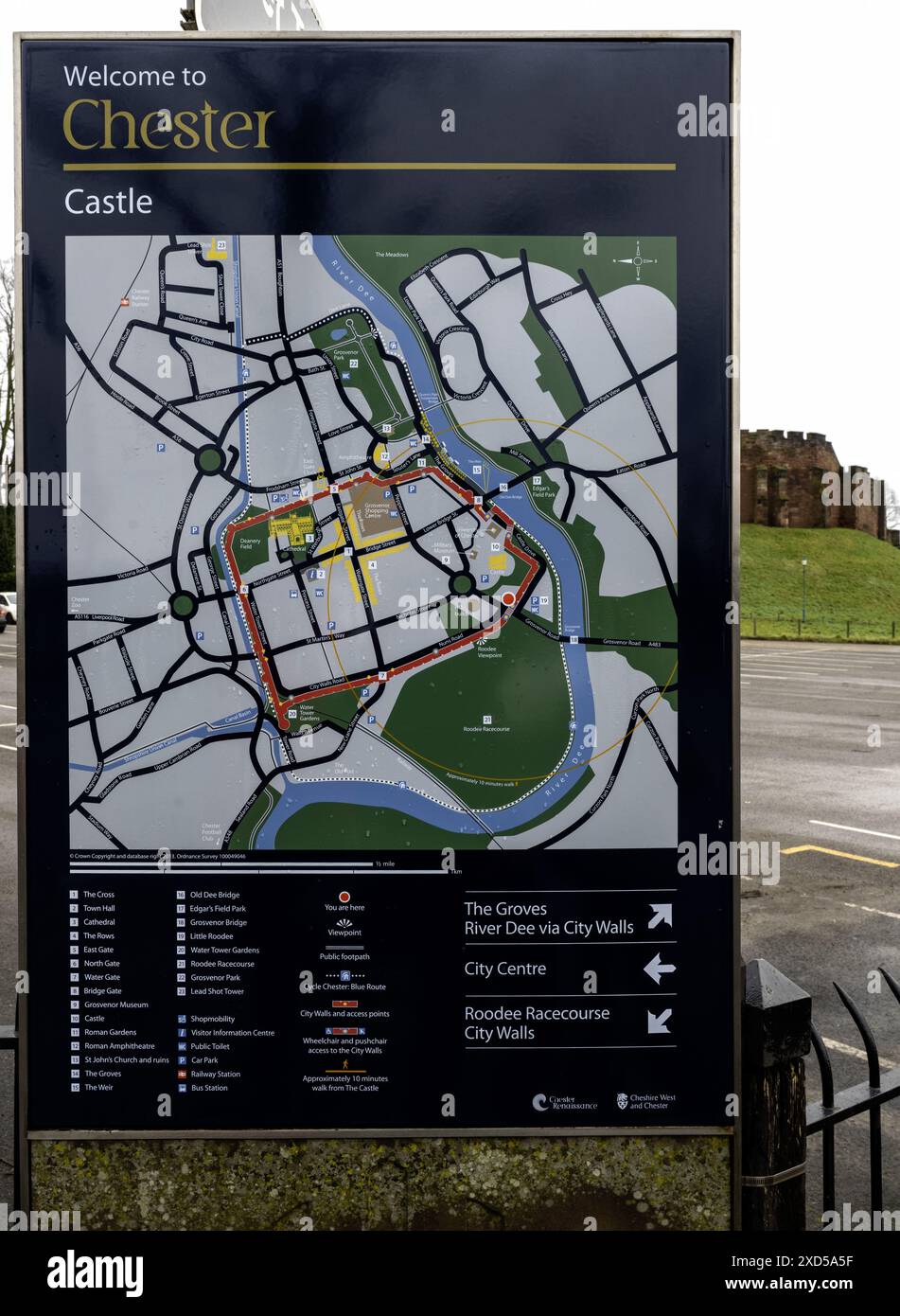 Benvenuto a Chester e cartello con la guida della città, Chester, Cheshire, Inghilterra, Regno Unito Foto Stock
