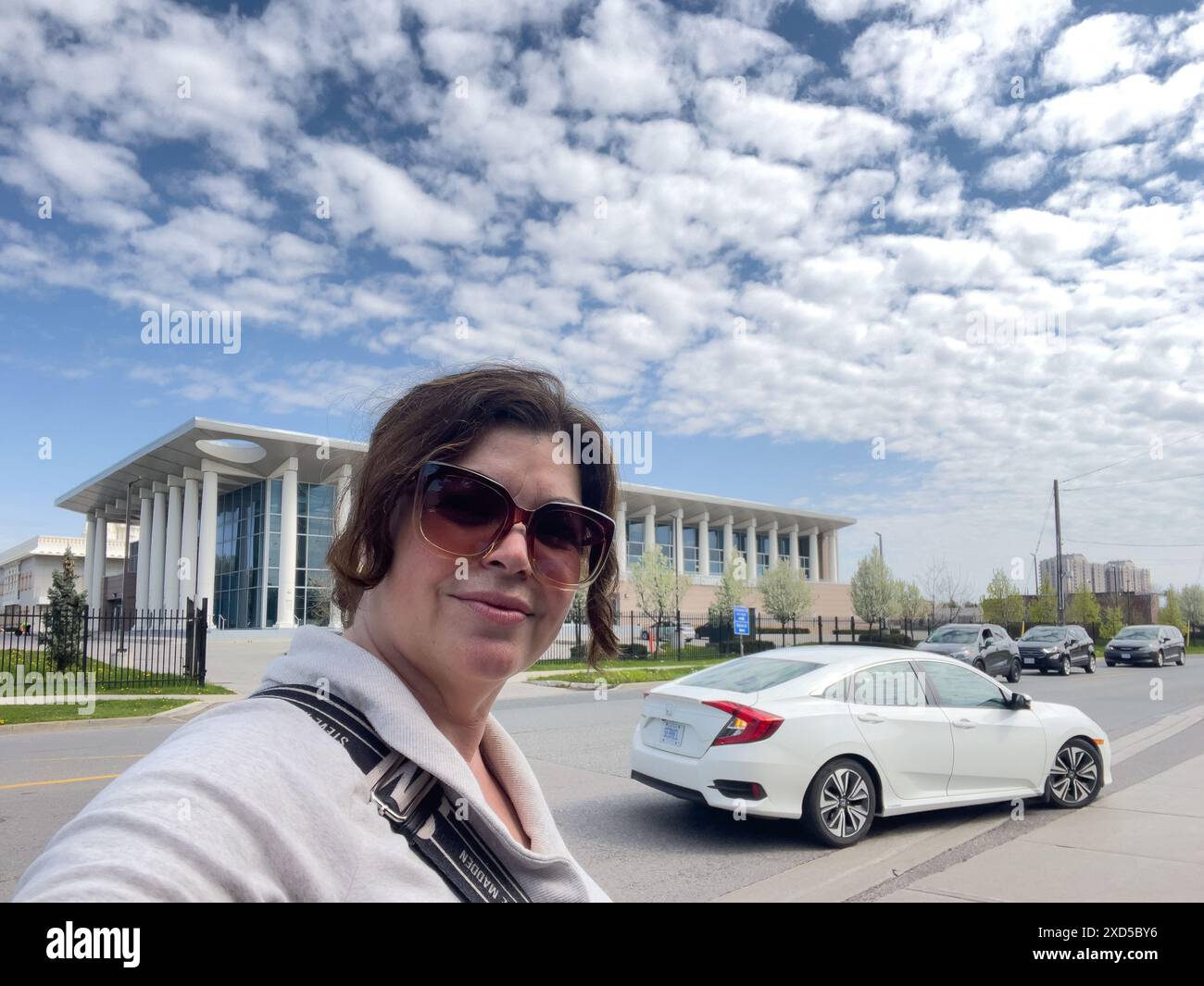 Selfie ritratto di una donna in una strada di città, Toronto, Canada Foto Stock