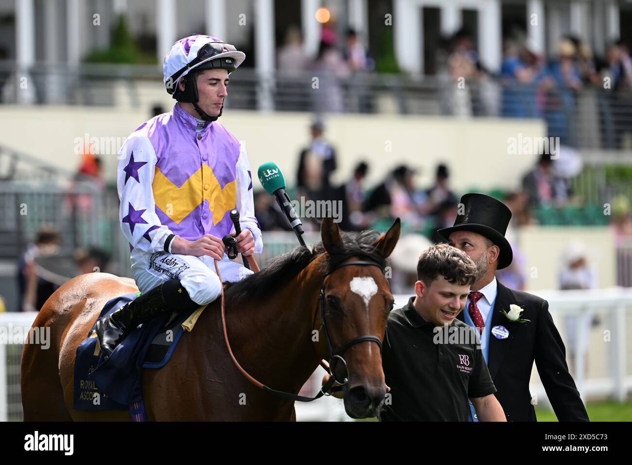 Ascot Racecourse, Berkshire, Regno Unito. 20 giugno 2024. Royal Ascot Horse Racing, Ladies Day; Rossa Ryan viene intervistata dopo aver vinto gara 2; King George V Stakes On Going the Distance Credit: Action Plus Sports/Alamy Live News Foto Stock