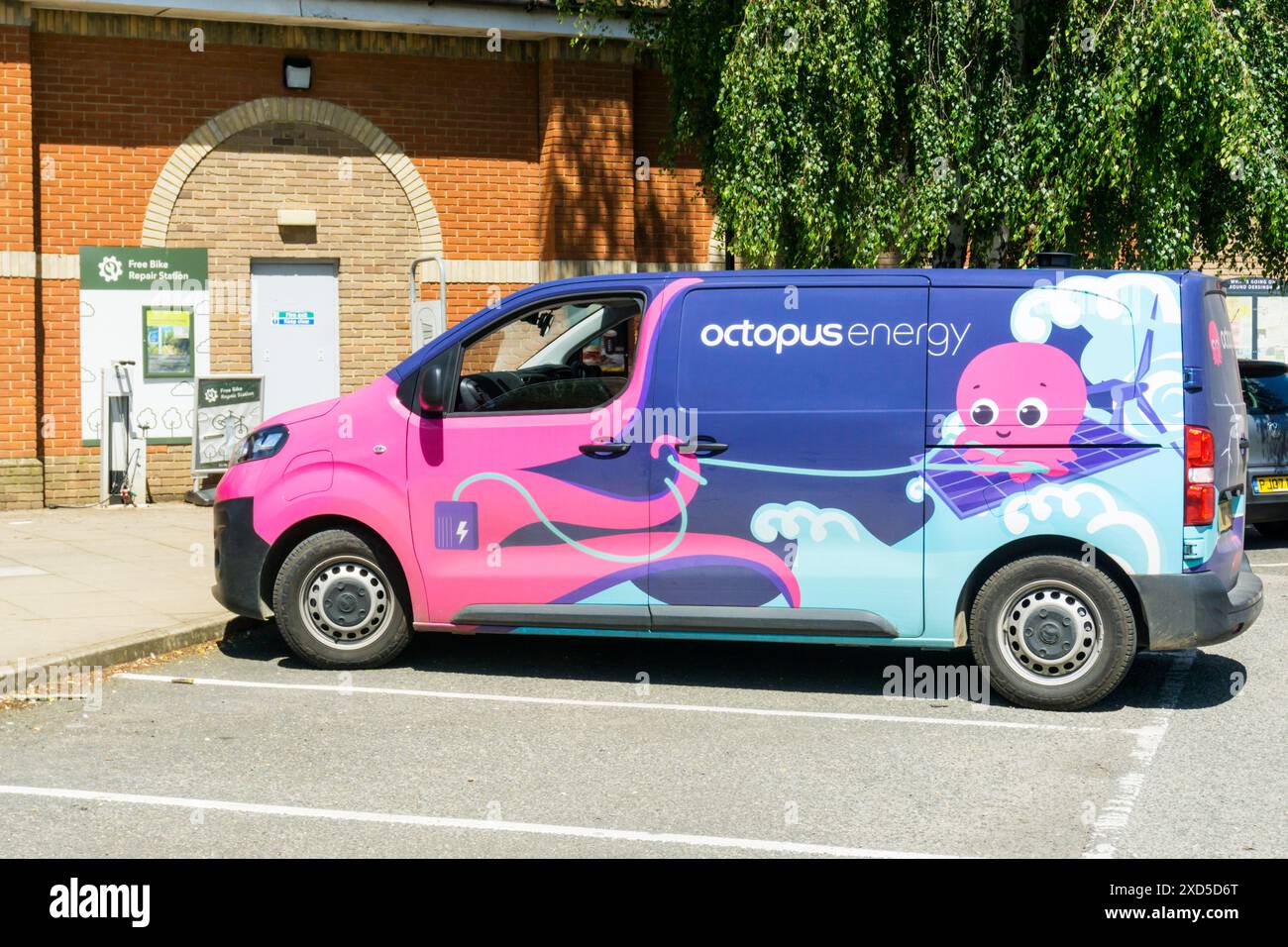 Un furgone elettrico Peugeot e-Expert a marchio Octopus Energy. Foto Stock
