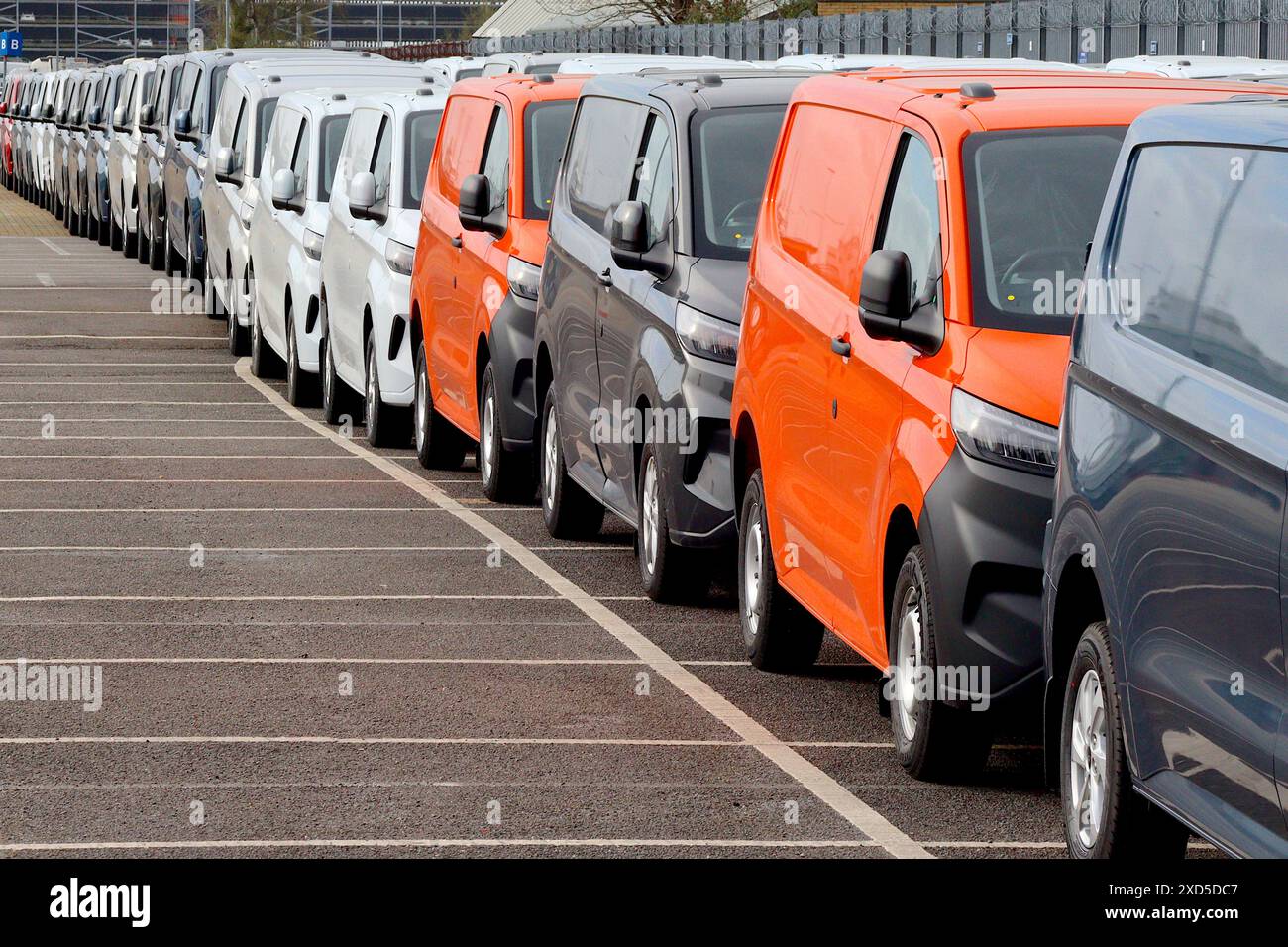 Oltre 100 nuovi furgoni Ford Transit Custom, parte di una spedizione di importazione parcheggiata in un'area di deposito veicoli in un porto della costa meridionale del Regno Unito, aprile 2024. Foto Stock Oltre 100 nuovi furgoni Ford Transit Custom, parte di una spedizione di importazione parcheggiata in un'area di deposito veicoli in un porto della costa meridionale del Regno Unito, aprile 2024. Foto Stock