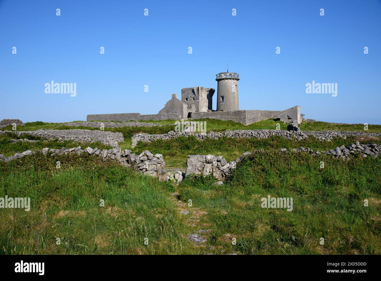 Il faro è una delle attrazioni delle isole Aran e della vecchia torre di segnalazione, Co Galway, Irlanda Foto Stock