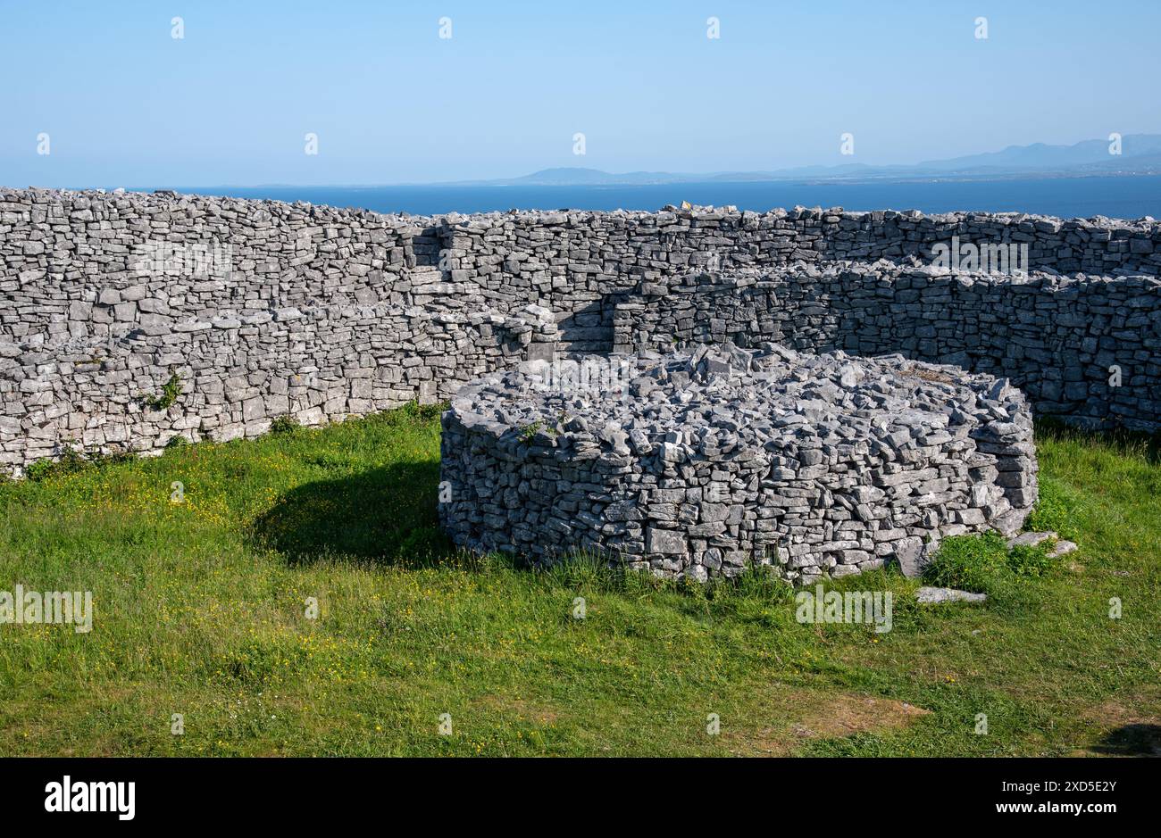 Vista sul forte Dun Eochla Stone Ring, monumento storico sull'isola di Aran, nella Repubblica d'Irlanda Foto Stock