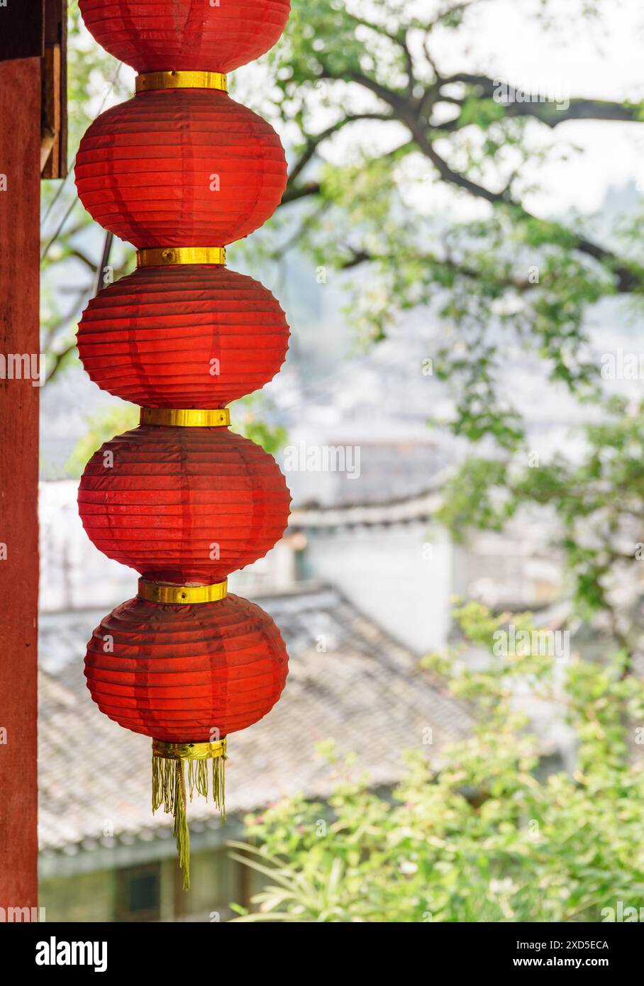 Incredibile vista delle tradizionali lanterne rosse cinesi, Cina. La città antica di Phoenix (contea di Fenghuang) è visibile sullo sfondo. Foto Stock