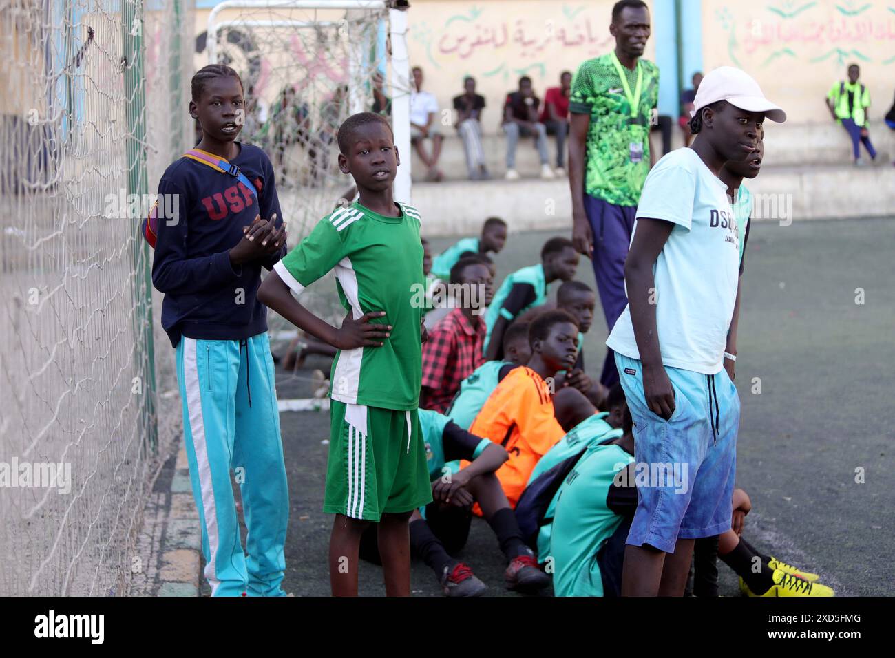 (240620) -- CAIRO, 20 giugno 2024 (Xinhua) -- i ragazzi rifugiati sono visti durante una partita di calcio in un'accademia sportiva al Cairo, Egitto, il 18 giugno 2024. ANDARE CON "Feature: Refugees in Egypt wish for Peace in World Refugee Day" (Xinhua/Ahmed Gomaa) Foto Stock