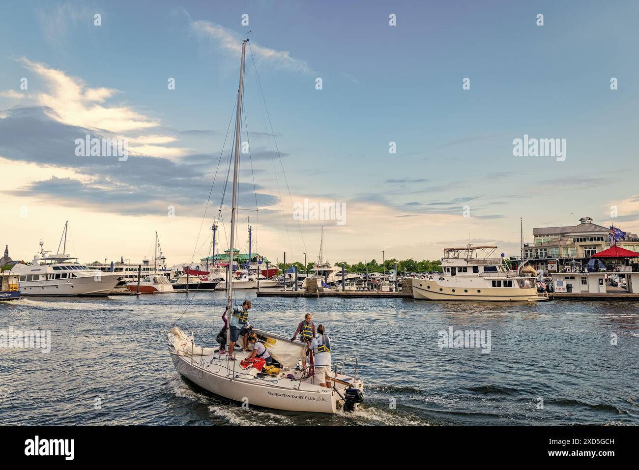Jersey City, USA - 28 giugno 2023: Barca a vela a motore presso il porticciolo Liberty Landing sul fiume Hudson Foto Stock