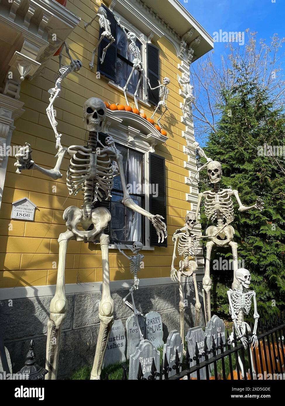 Prima di Halloween, una casa storica a Salem, Massachusetts, è decorata con molti scheletri umoristici all'esterno della casa in un giorno d'autunno Foto Stock