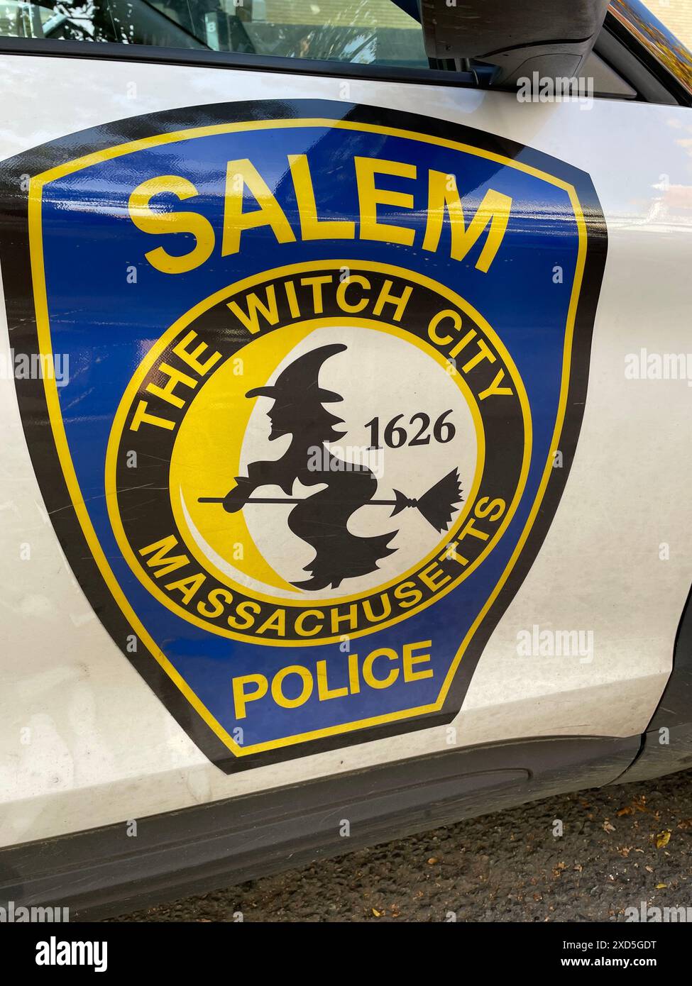 Un'auto della polizia a Salem, Massachusetts, mostra l'emblema della città, con una strega su una scopa volante Foto Stock