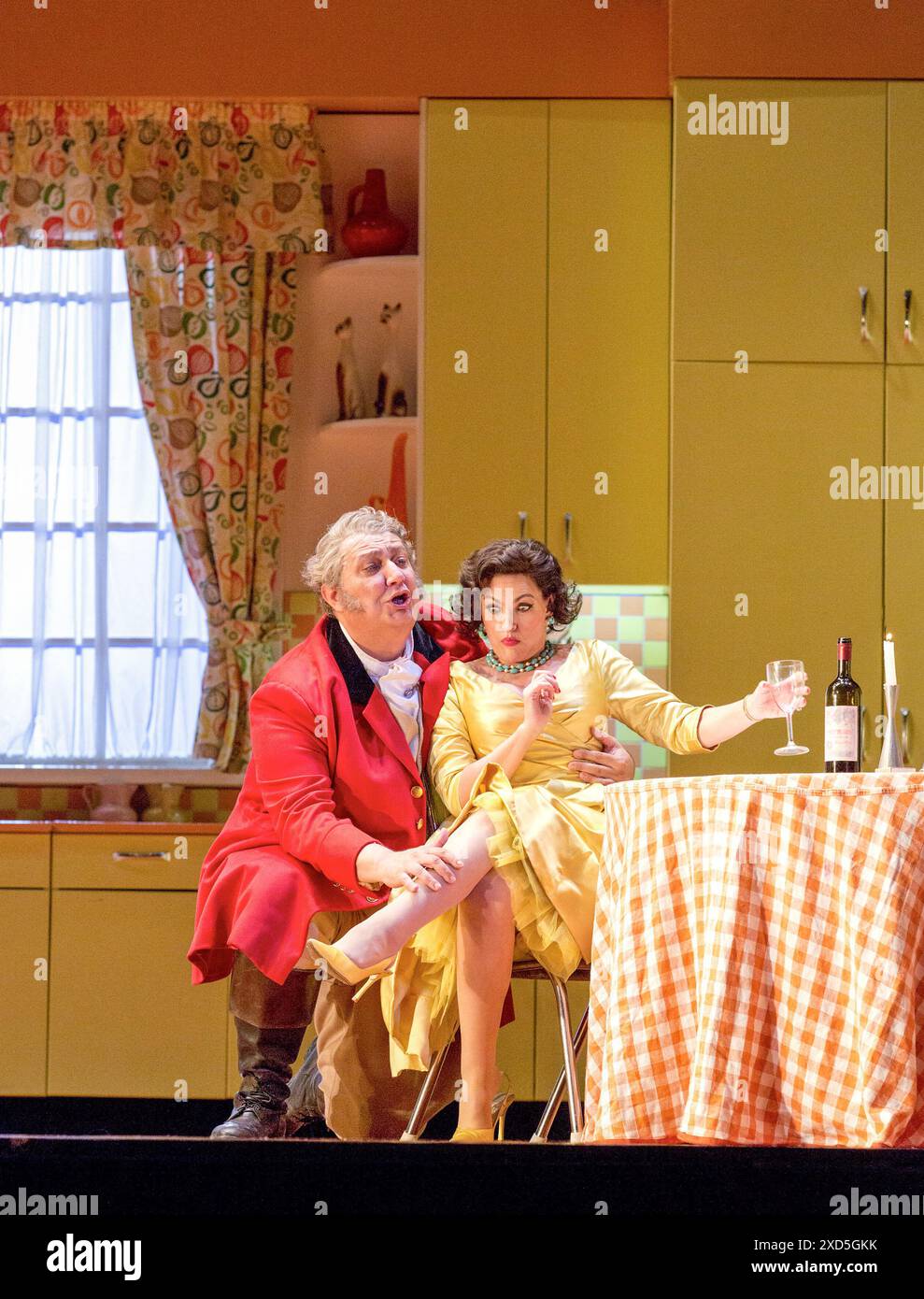 Falstaff si diverte: Ambrogio Maestri (Falstaff), Ainhoa Arteta (Alice Ford) in FALSTAFF alla Royal Opera, Covent Garden, Londra WC2 06/07/2015 a Royal Opera & Teatro alla Scala, Milan & Canadian Opera Company co-produzione musiche di Verdi libretto di Boito dopo Shakespeare direttore: Michael Schonwandt scenografia: costumi di Paul Steinberg: Brigitte Reiffenstuel illuminazione: Robert Carsen & Peter van Praet regista originale: Robert Carsen Foto Stock