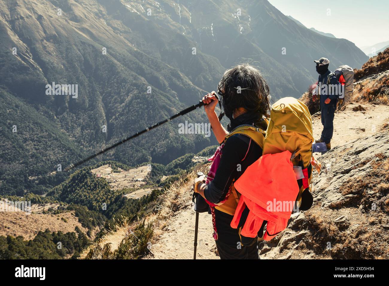 Trekking donna caucasica con guida maschile fai trekking sul sentiero alto punto panoramico nel parco nazionale di Sagarmatha. Trekking EBC. Trekking nel campo base dell'Everest in fa Foto Stock