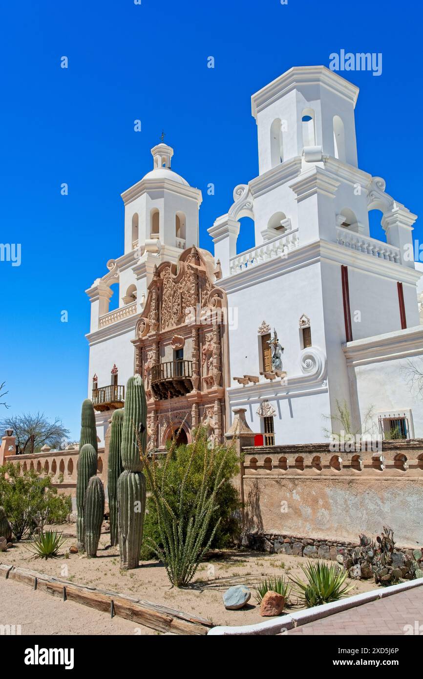 Giardini di cactus fuori dalle mura del cortile in adobe intorno alla chiesa della missione di San Xavier del Bac - Tucson Arizona, aprile 2024 Foto Stock