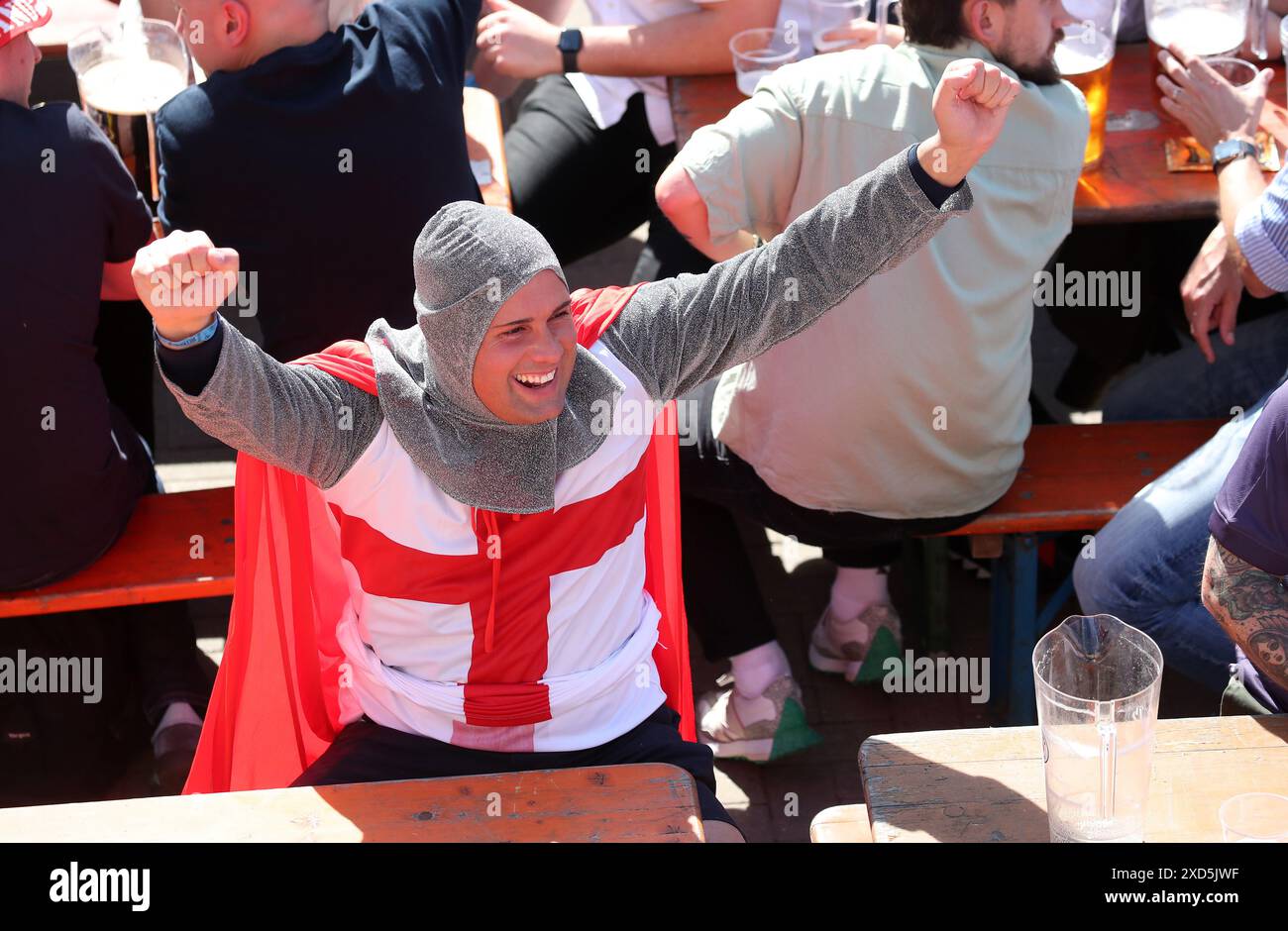 Tifosi inglesi al 4theFans Central Park fan Park di Newcastle che assistono alla partita UEFA Euro 2024 del gruppo C tra Danimarca e Inghilterra. Data foto: Giovedì 20 giugno 2024. Foto Stock