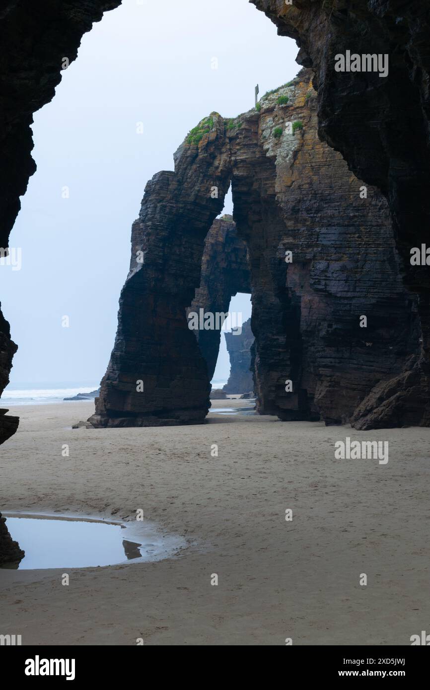 Vista degli impressionanti archi naturali di Playa de las Catedrales, Galizia. Questi archi, scolpiti dall'erosione del mare, sono una meraviglia geologica. Galizia - Spa Foto Stock