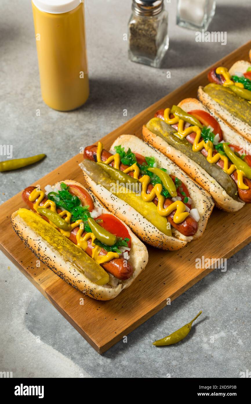Hot Dogs in stile Chicago con salsa di senape e peperoni sportivi Foto Stock