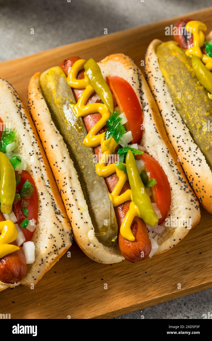 Hot Dogs in stile Chicago con salsa di senape e peperoni sportivi Foto Stock