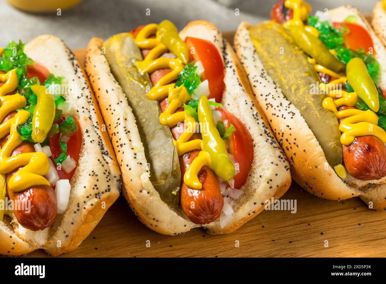 Hot Dogs in stile Chicago con salsa di senape e peperoni sportivi Foto Stock
