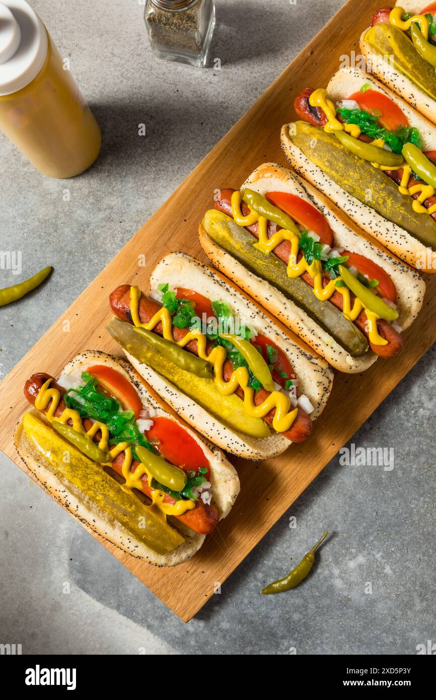 Hot Dogs in stile Chicago con salsa di senape e peperoni sportivi Foto Stock