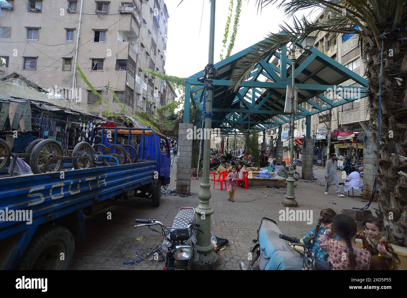 L'operazione anti-invasione in corso ha rimosso l'invasione illegale durante la guida anti-invasione sotto la supervisione della District Municipal Corporation (DMC Saddar Town), situata in Saddar Food Street a Karachi giovedì 20 giugno 2024. Foto Stock