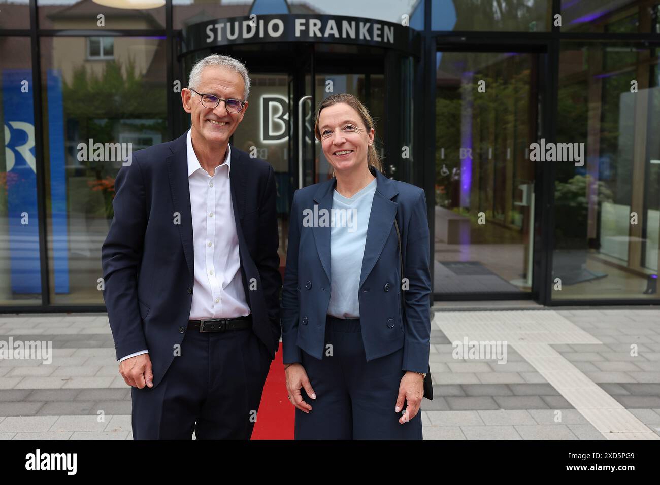 Norimberga, Germania. 20 giugno 2024. Anja Miller (r), precedentemente capo dello studio ARD di Roma, succederà a Tassilo Forchheimer (l) come capo della Bayerischer Rundfunk Franken dal 1° ottobre 2024. Crediti: Daniel Löb/dpa/Alamy Live News Foto Stock