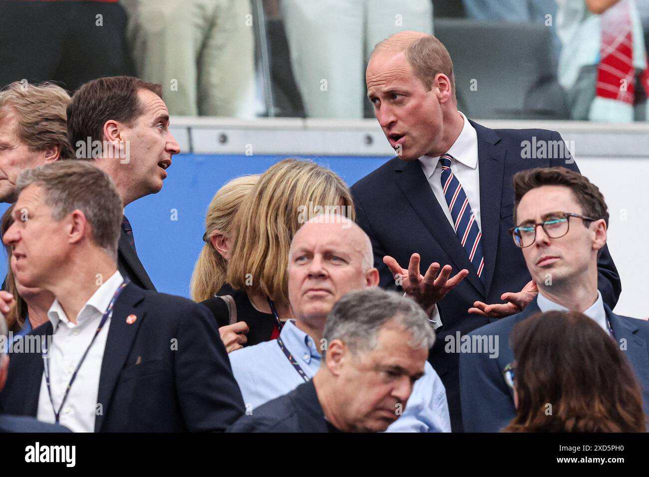 FRANCOFORTE, GERMANIA - 20 GIUGNO: Il principe Guglielmo del Galles parla allo stand VIP durante la partita del gruppo C - UEFA EURO 2024 tra Danimarca e Inghilterra al Deutsche Bank Park il 20 giugno 2024 a Francoforte, Germania. (Foto di Peter Lous/Agenzia BSR) credito: Agenzia BSR/Alamy Live News Foto Stock