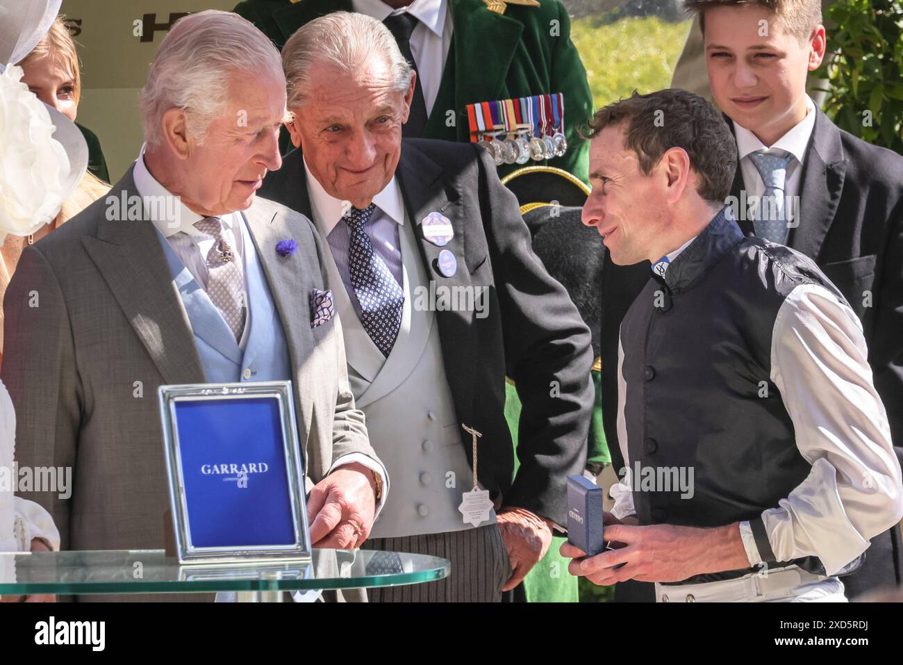 Ascot, Berkshire, Regno Unito. 20 giugno 2024. Re Carlo III e la regina Camilla presentano la Gold Cup al vincitore della gara. La gara è stata vinta da Kypriot, l'allenatore Aidan o'Brian, i proprietari Moyglare Stud, Michael Tabor, Susan Magnier e Westerberg. 3° giorno, giorno delle signore, di Royal Ascot all'ippodromo di Ascot. Dapper gentiluomini in abbigliamento formale e signore, spesso in abiti e elaborate creazioni di cappelli possono essere visti arrivare e mescolarsi. Crediti: Imageplotter/Alamy Live News Foto Stock