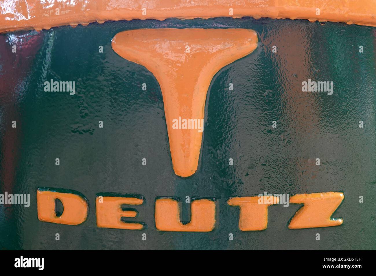 Itterbeck, Germania - 16 giugno 2024 Logo di un trattore vecchio tempo: Un Deutz con un logo nostalgico degli anni cinquanta Foto Stock