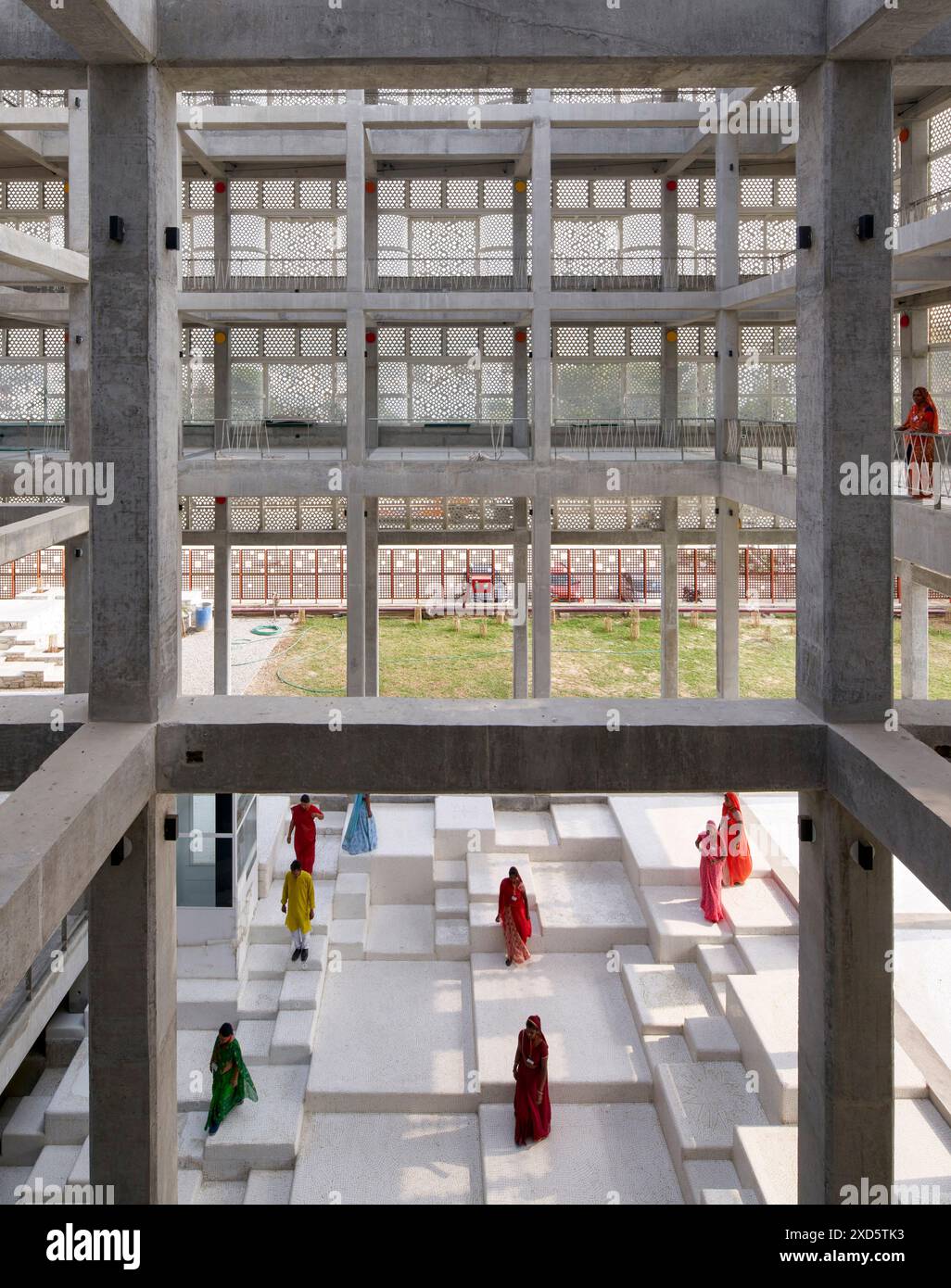 Vista elevata sul cortile centrale fino all'esterno dell'edificio. Terzo spazio, Udaipur, India. Architetto: Studio Saar, 2023. Foto Stock