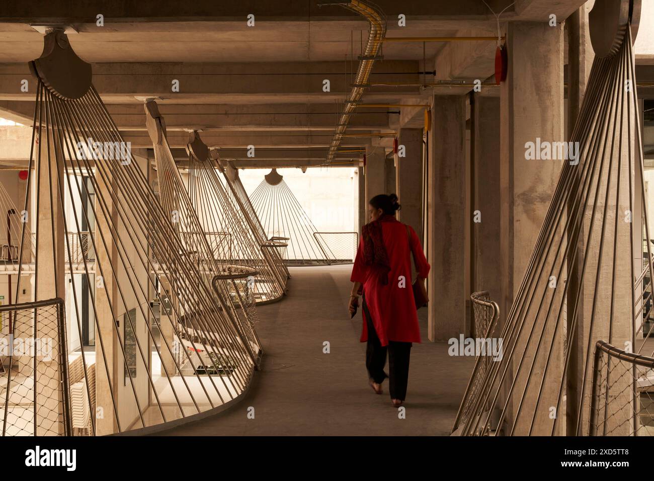 Struttura ornamentale in acciaio che funge da ringhiera. Terzo spazio, Udaipur, India. Architetto: Studio Saar, 2023. Foto Stock