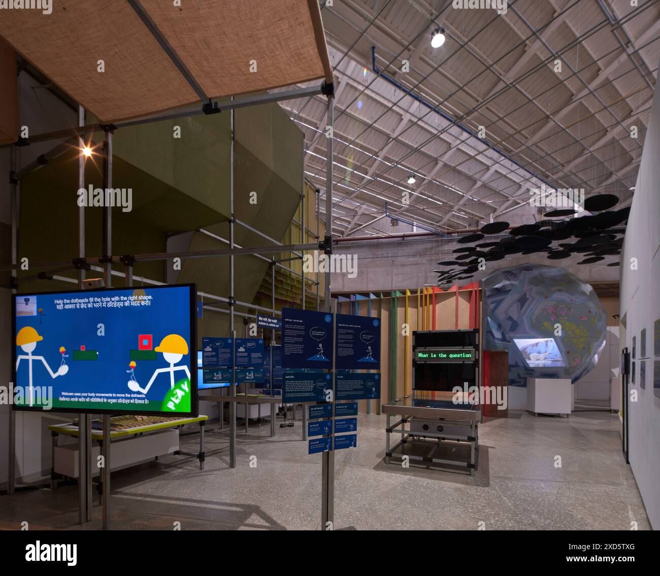 Studio di apprendimento tecnologico e spazio espositivo. Terzo spazio, Udaipur, India. Architetto: Studio Saar, 2023. Foto Stock