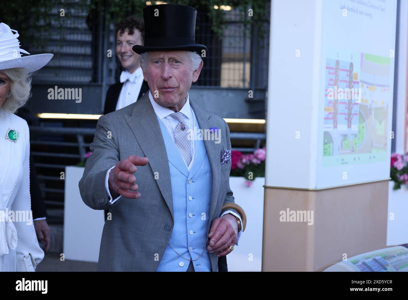 Il Royal Ascot Inghilterra Regno Unito 20 giugno 2024 Re Carlo III e Regina Camilla fanno una grande uscita il giorno 3 di Royal Ascot , con il Re che stringe la mano con i partecipanti , incarnando eleganza e tradizione Credit: Anfisa Polyushkevych/Alamy Live News Foto Stock