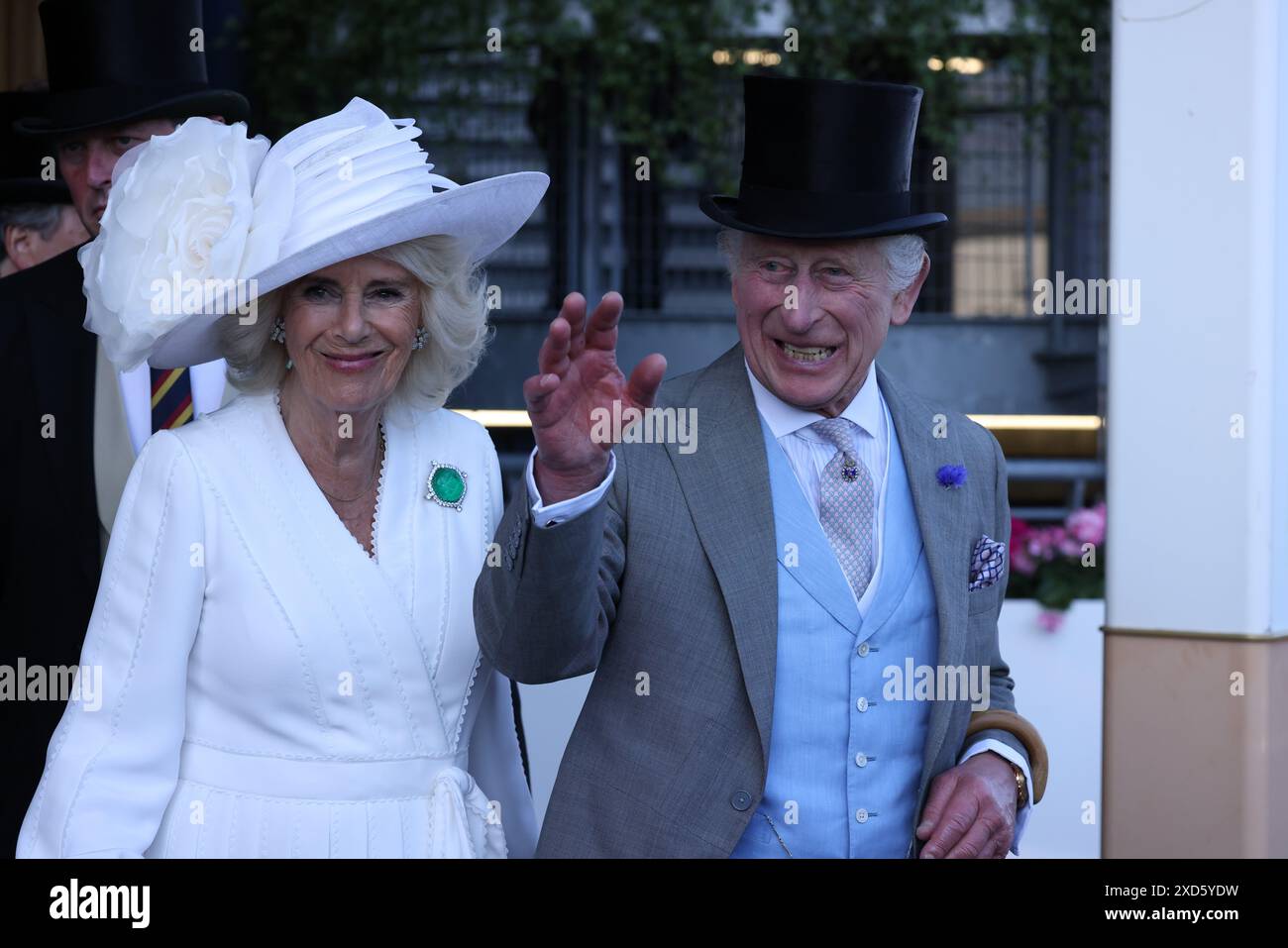 Il Royal Ascot Inghilterra Regno Unito 20 giugno 2024 Re Carlo III e Regina Camilla fanno una grande uscita il giorno 3 di Royal Ascot , con il Re che stringe la mano con i partecipanti , incarnando eleganza e tradizione Credit: Anfisa Polyushkevych/Alamy Live News Foto Stock