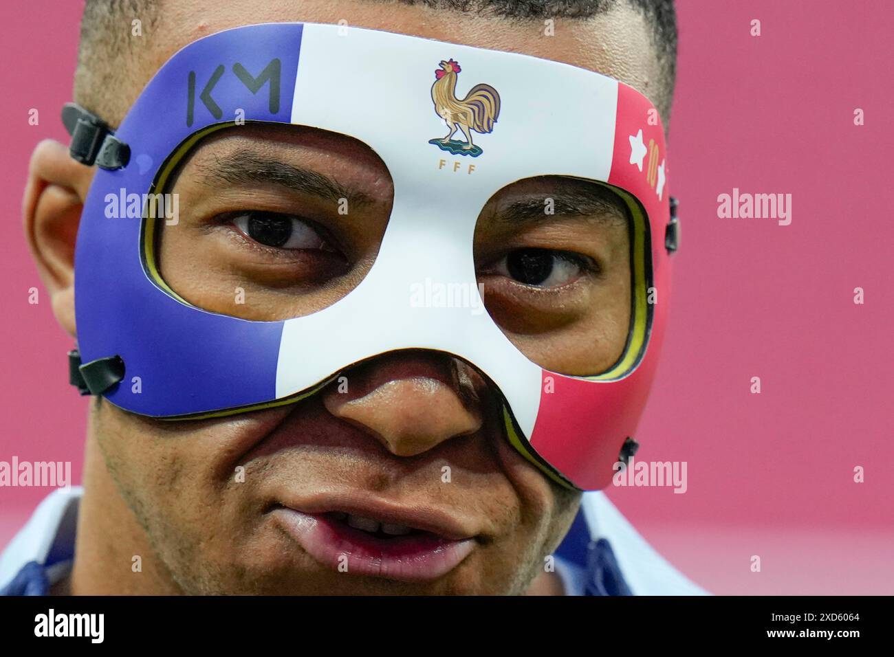 France's Kylian Mbappe wears a face mask as he runs during a training session in Leipzig, Germany, Thursday, June 20, 2024. France will play against Netherland during their Group D soccer match at the Euro 2024 soccer tournament on June 21. (AP Photo/Hassan Ammar) Foto Stock