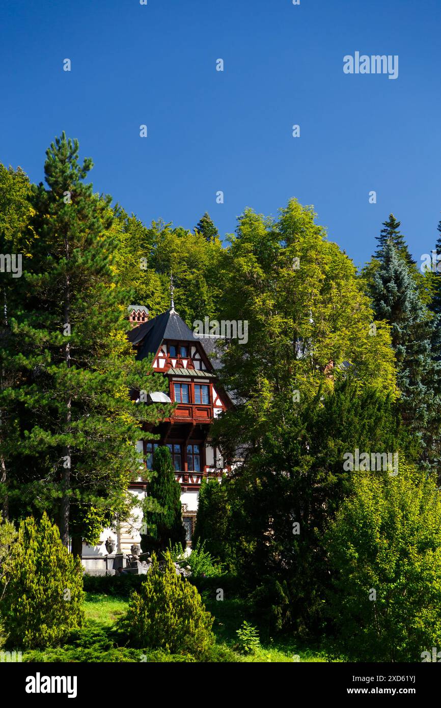 Il castello di Peles circondato da splendidi parchi nella città di Sinaia, Transilvania, Carpazi, Romania, tempo estivo, giorno luminoso e soleggiato wi Foto Stock