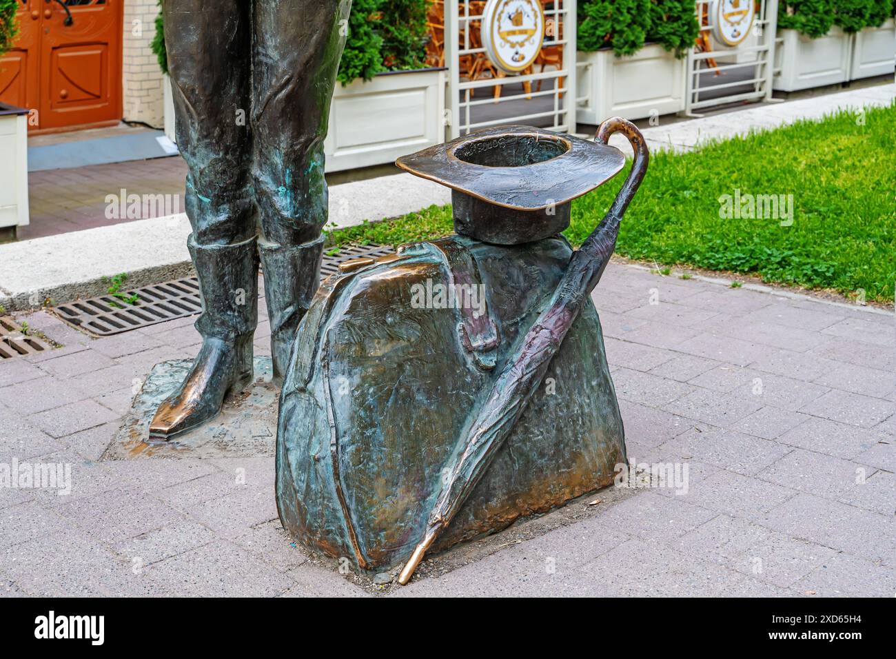 Pyatigorsk, Russia - 12 maggio 2024. Frammento - cappello e valigetta. Scultura cittadina, una figura di Kisa Vorobyaninov nel Parco dei Fiori. Un li popolare Foto Stock